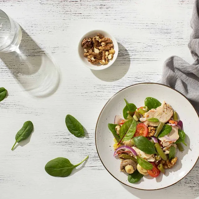 Salat, ett glass vann og pledd