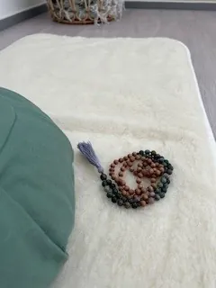 Yogamatte på gulvet
